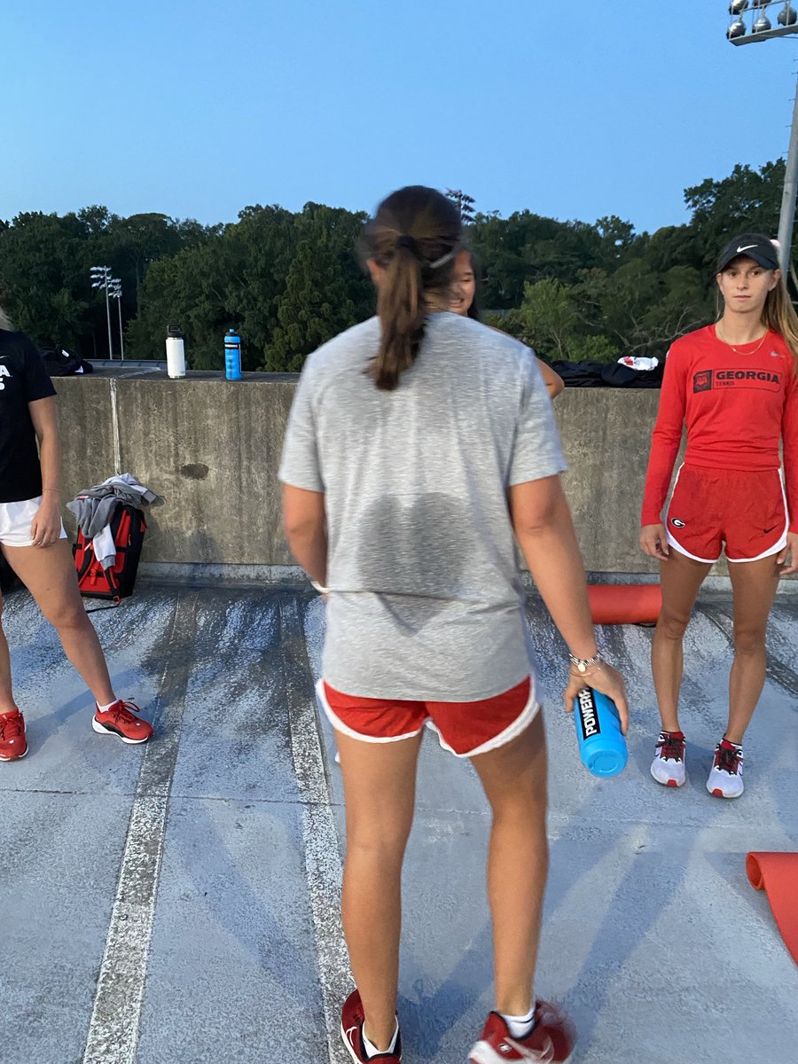 Love starting my Friday morning with ⁦<a href="/UGAWomensTennis/">Georgia Women's Tennis</a>⁩! Where the love to work hard does not just show in their amazing running times during a sunrise workout -but their love for their sport and their team also shows up on their shirt!!! ❤️😉 Go Dawgs!!!!