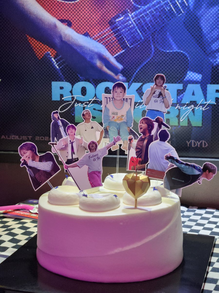 Yoony148's tweet photo. 각양각색의 채보훈 토퍼가 가득한 
얼그레이 쉬폰 케이크🎂
베베들이 다함께 생일 축하노래까지 불러주고, 눈 꼭 감고 소원 빌고 촛불끄는 째보까지...정말 완벽한 생일파티다!!!💕
생일 축하해요 채보훈😘
#더베인 #채보훈 #채보훈생일축하해 #Rockstar_Is_Born #너드플래닛 https://t.co/MfQZApMqKv
