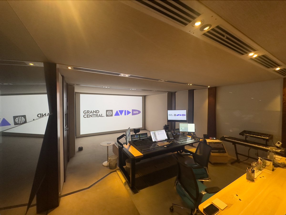 GCStudio_'s tweet image. Introducing the new Studio 5 at Grand Central. featuring a 32 fader Avid S6 on a rise and fall desk @AKAdesignuk @Avid @hhbcomms #soundfromsoho #audiopostproduction #busybees 🐝 #thirstywork🍻