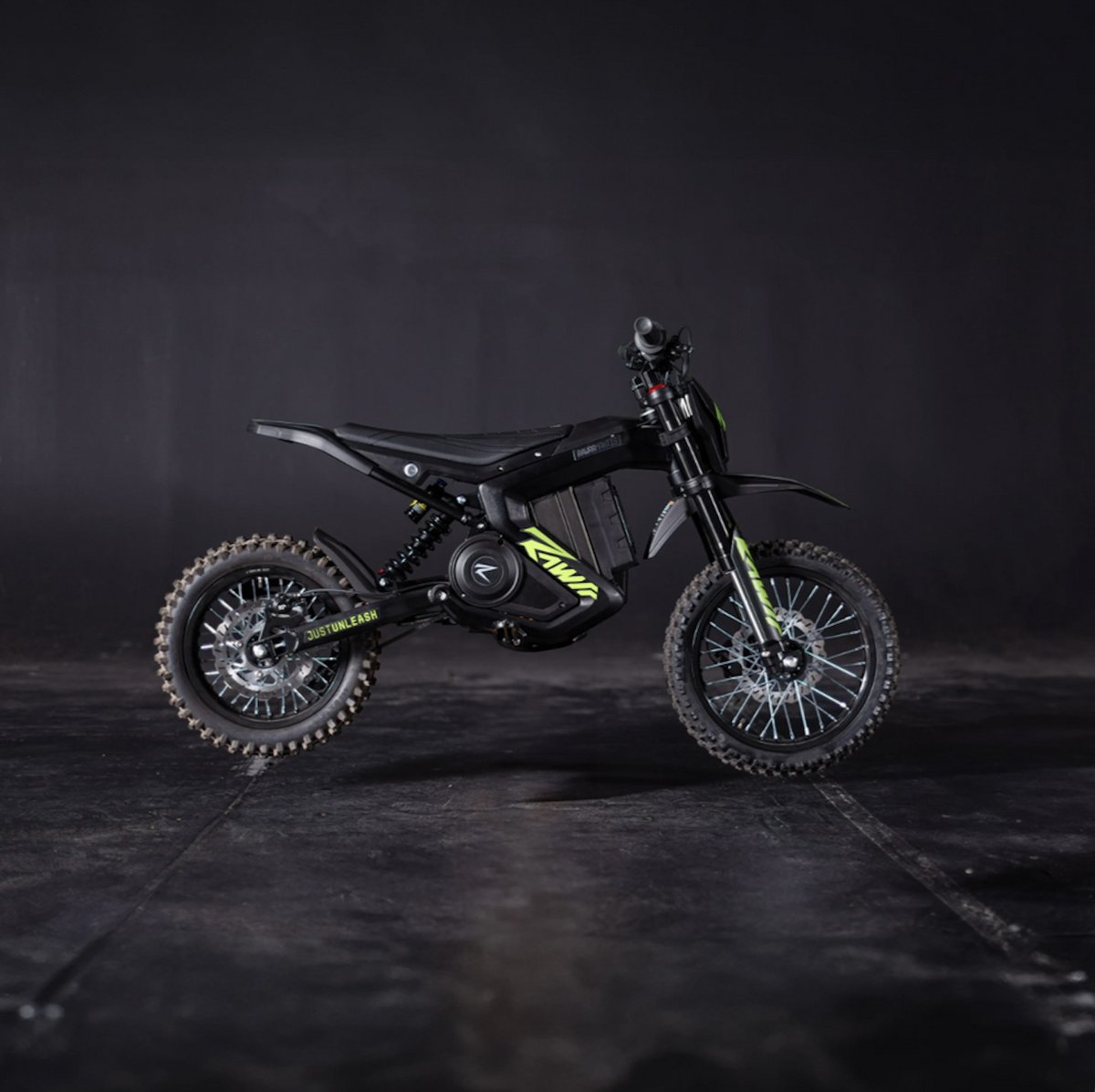 Motoclops's tweet image. The Mantis Mini is Rawrr's smallest model designed for young riders. It features a 25.7-inch seat height, 12-inch rear wheel, 14-inch front wheel, multiple power modes, and 30MPH top speed!

Shop here ➡️ motoclops.com/rawrr-mantis-m…
-
-
#MotoClops #Rawrr #MantisMini