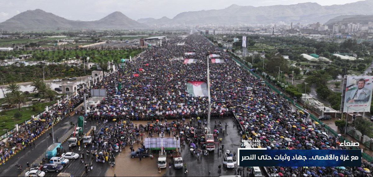 فبينما كانت السماء تمطر بغزارة، كانت القلوب تمطر حباً ووفاءً .. 
وبينما كانت الأرض تبتل بقطرات المطر، كانت الأرواح تزداد نقاءً وصفاءً ثم معجزة إلهية تحدث 
توقفت الأمطار فجأة، فانقشعت الغيوم وطلعت الشمس الذهبية لتجفف ما تبلل من الأرض والثياب كأنها تبارك هذه المسيرة العظيمة