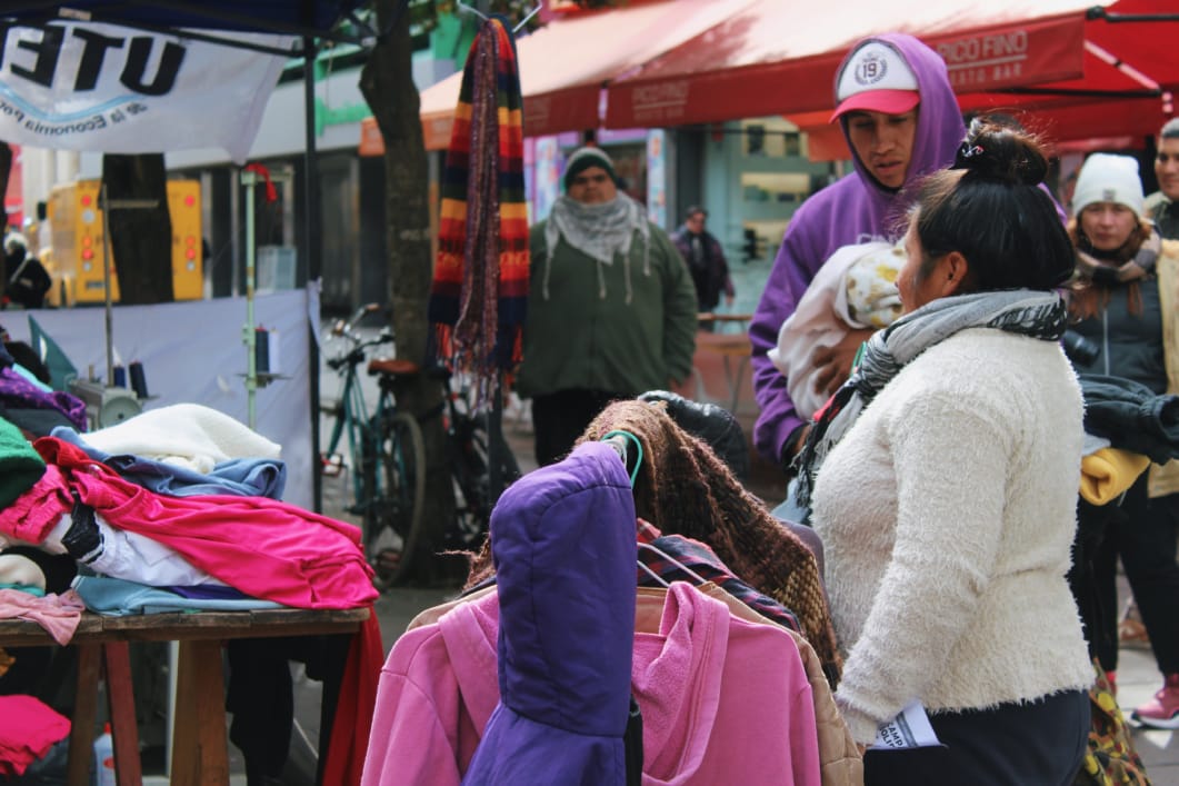 FOL_Rosario's tweet photo. #AhoraRosario  #PeatonalCordoba 
Campaña solidaria de donaciones de ropa, alimentos y brazadas 

Organizaciones sociales seguimos con la Campaña de donaciones para gente en situación de calle y familias más necesitadas de los barrios más carenciados de la ciudad. https://t.co/HHZXYyRa6i