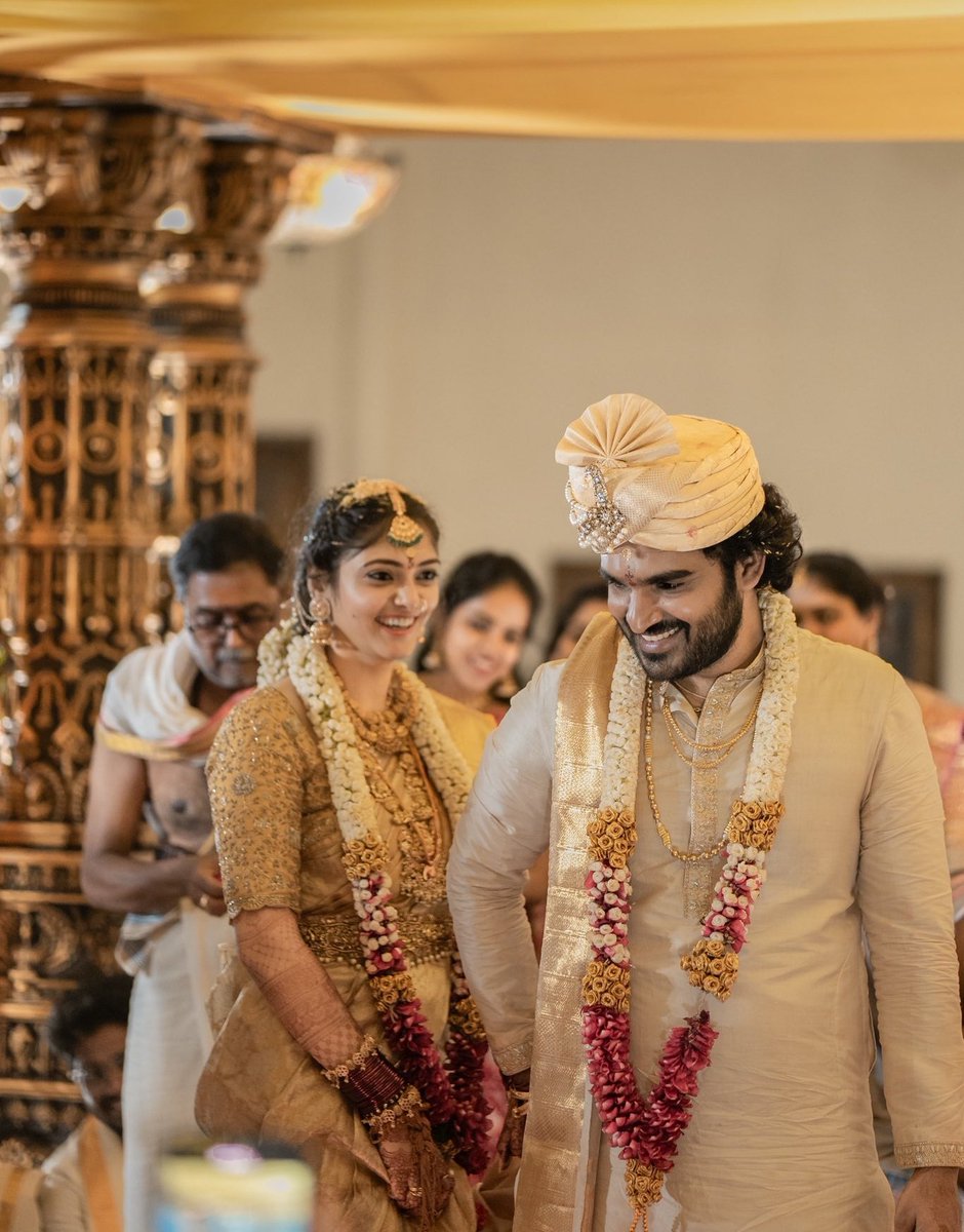 AlwaysbeHappy92's tweet photo. Congratulations anna all the best and happy married life ❤️
#CongratulationsAnna https://t.co/cFRvoJeh68