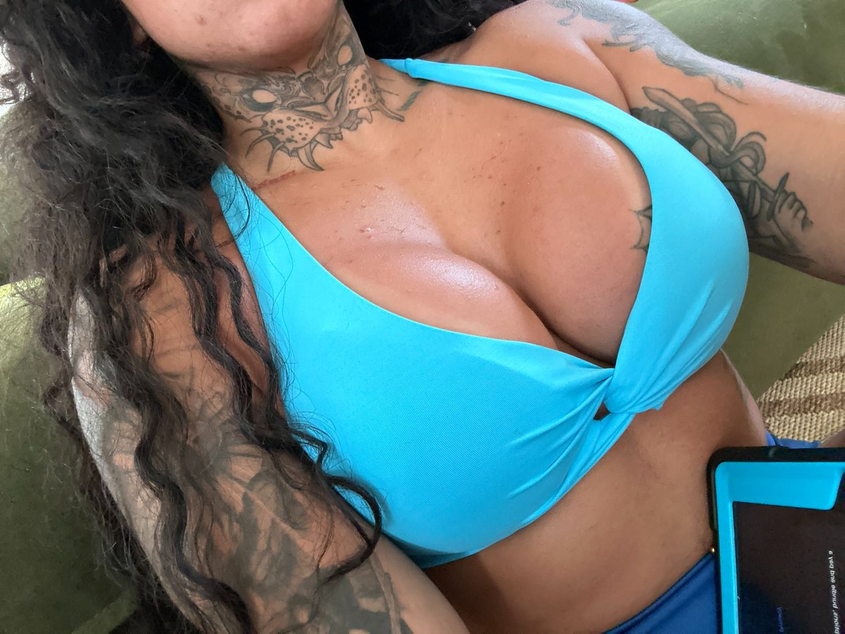 I think you like the view 😈 #FridayFeelings