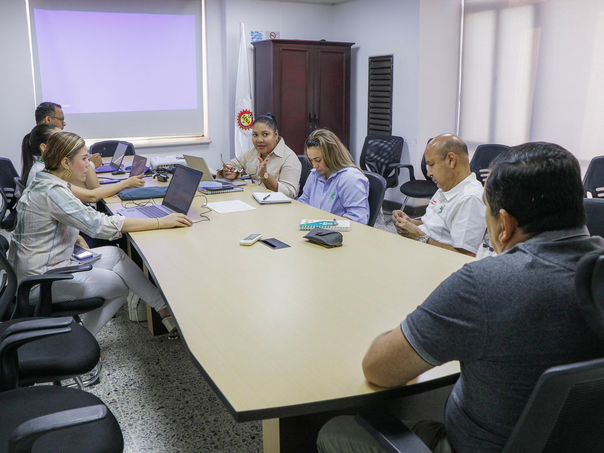 SENACesar_'s tweet photo. Para el SENA tu experiencia vale y por eso tenemos un grupo comprometido que trabaja en el proceso de Evaluación y Certificación por Competencias Labores, con quienes revisamos el avance de las metas y seguimiento a los proyectos con los cuales avanzaremos en lo que resta del año https://t.co/p6fzpTwgeo