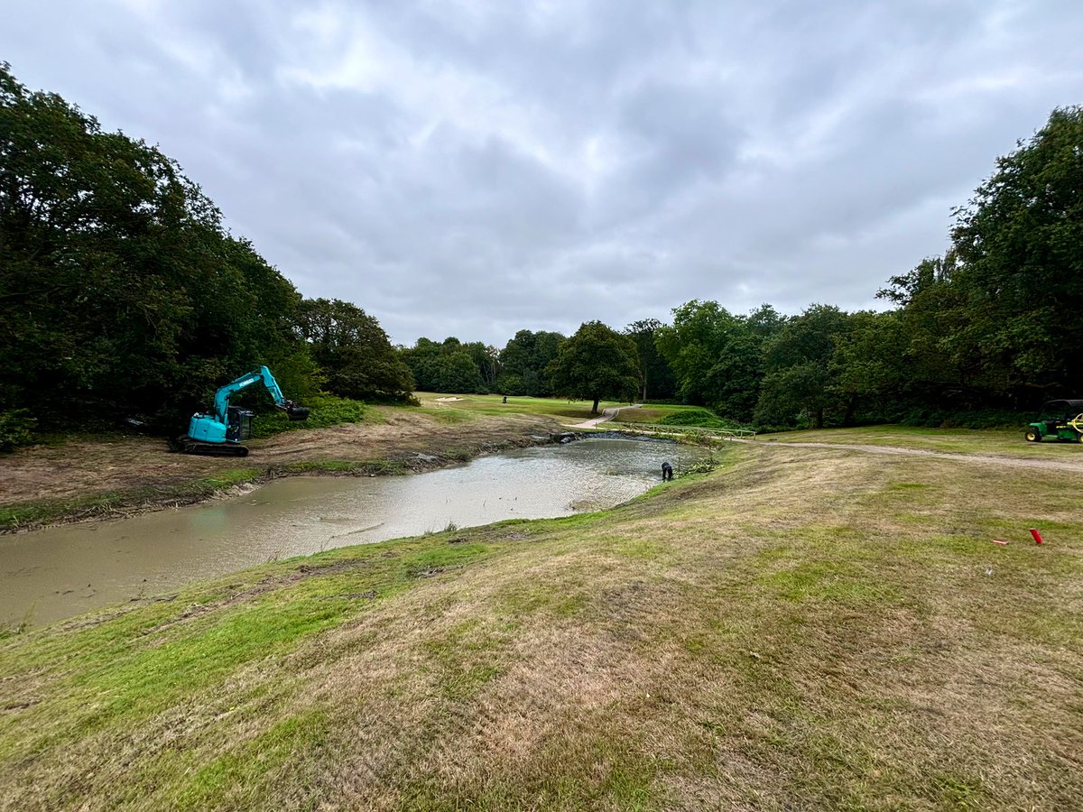 the big man <a href="/KevinWa00163501/">Warren & sons ltd</a> in this week doing he’s thing !!! 

some much needed pond and ditch maintenance was made to look a breeze ⛳️👌