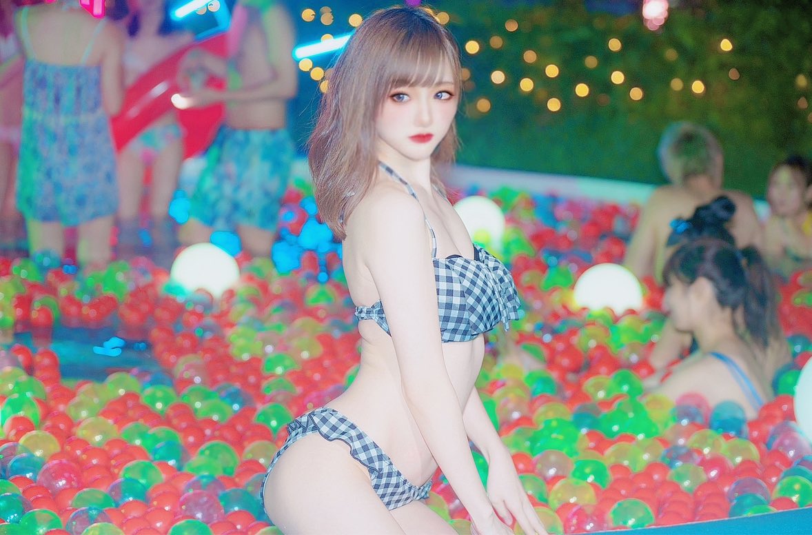 18kiiiy's tweet image. 誰かこの写真の後ろの人たち消せたり出来ますか？💦

夏休みで石川県というど田舎から、華やかな東京のCanCamのナイトプールに出向いたんだけど人が多すぎて、、、
せっかくの盛れ写真なんですおねがいします。

#P活金沢 #金沢 #PJ #P活女子 #P活石川