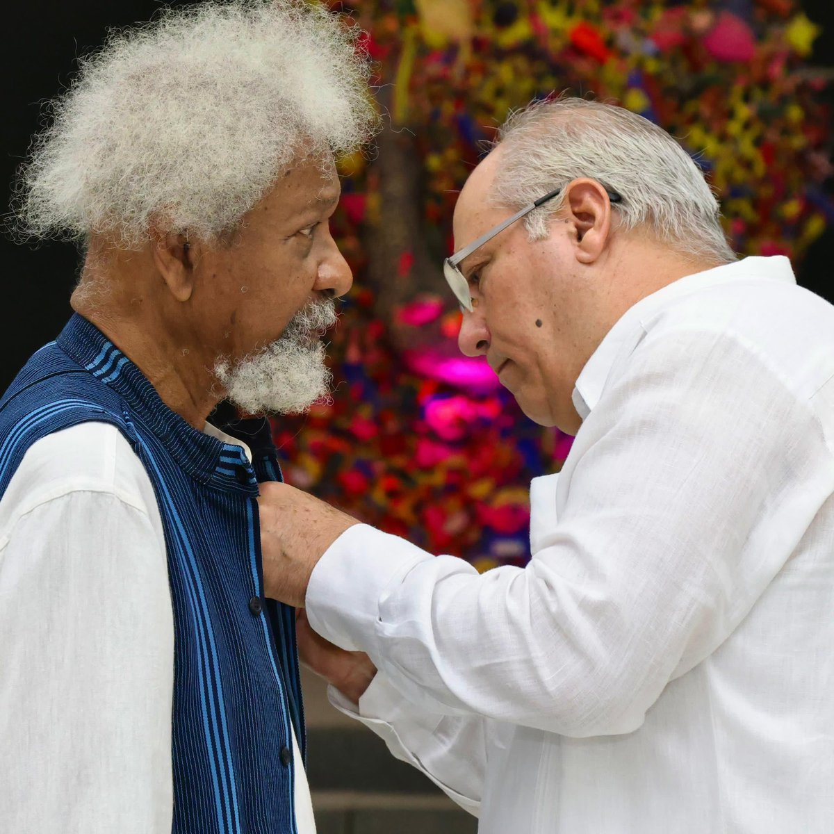 PresidenciaCuba's tweet photo. 🇨🇺| El escritor nigeriano y Premio Nobel de Literatura, Wole Soyinka, recibió esta mañana en la Casa de las Américas la Medalla Haydee Santamaría, que otorga el presidente de la República, @DiazCanelB, a propuesta del Ministro de Cultura. https://t.co/chLf5SIY7X