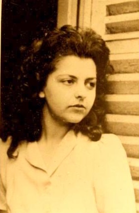 "Rainer" a 100 ans aujourd'hui. Elle qui, le 23 août 1944, fêta ses 20 ans à sa manière, en attaquant un train à la grenade. Pour avoir tué un officier allemand, elle avait été torturée, condamnée à la déportation, mais s'était évadée du train. Madeleine Riffaud. À jamais 20 ans.