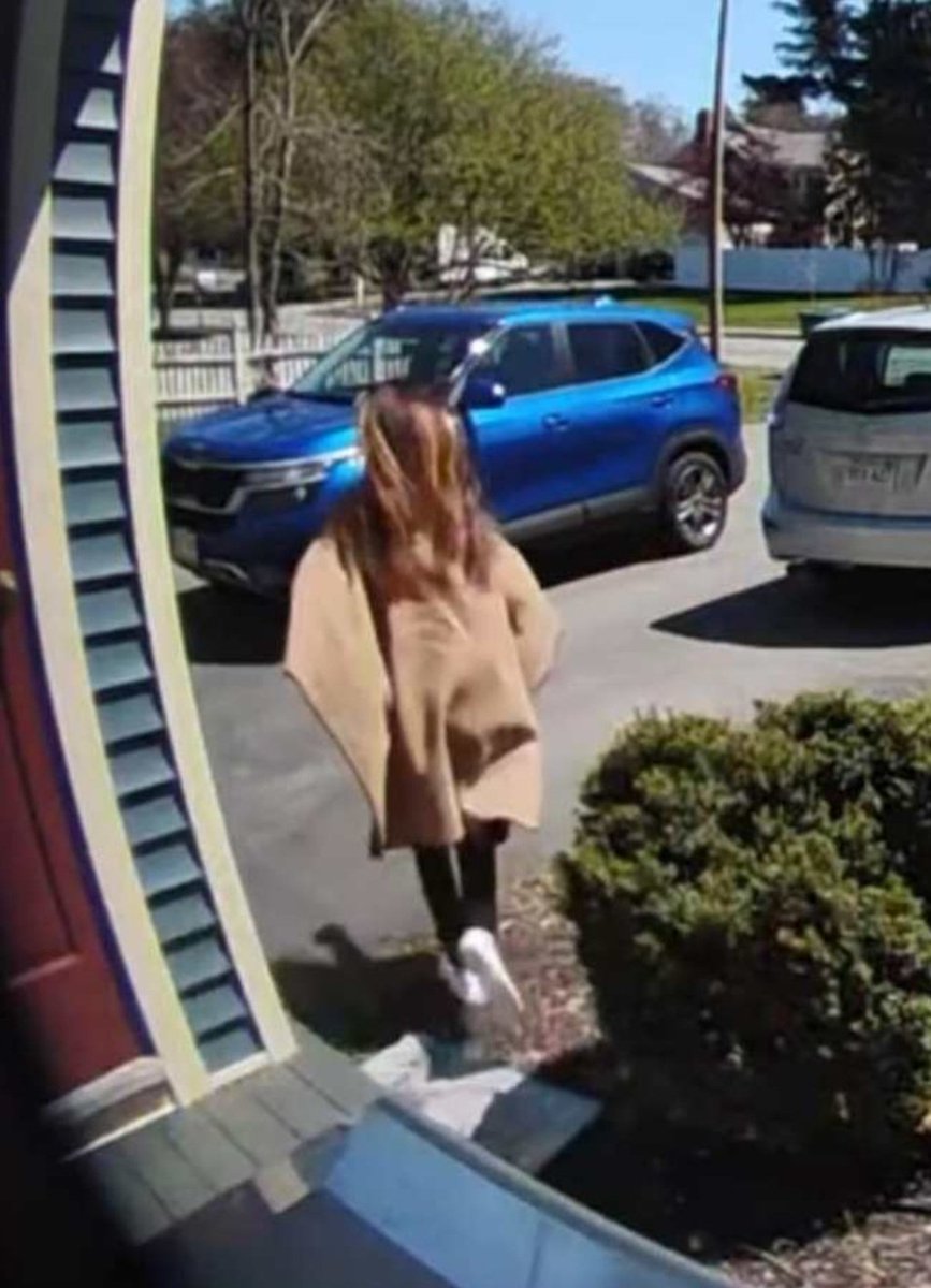 Heather_Nos's tweet photo. @TrueCrimeGal85 @Goatboy991994 The caped moonbat fleeing 34 Fairview after entering the property without permission.
No one believes anything she says. She messaged Goatboy. https://t.co/wVOuaTvHGv