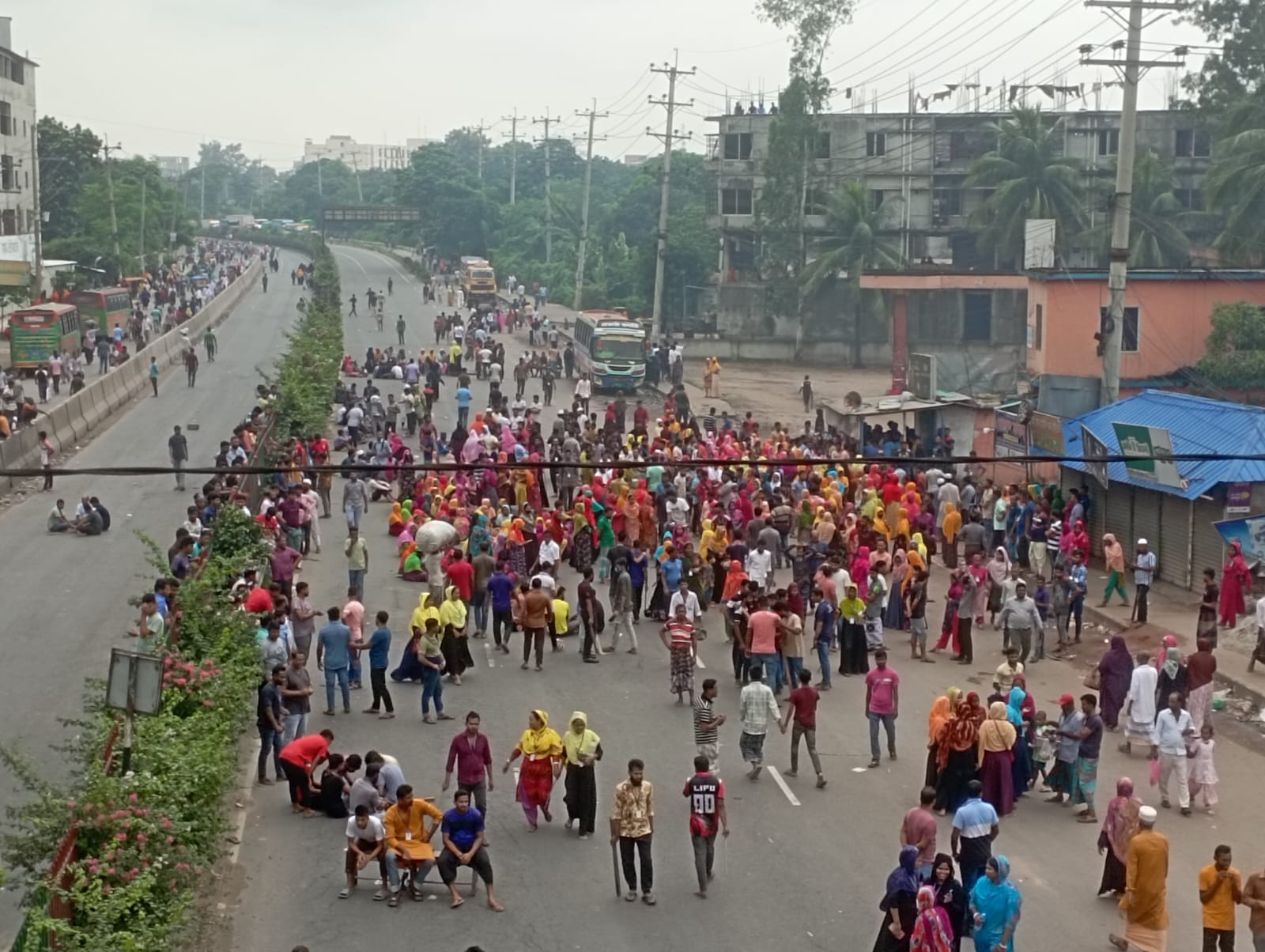বকেয়া বেতনের দাবিতে ফের মহাসড়ক অবরোধ কালিয়াকৈরে দুরপাল্লার যাত্রীদের চরম ভোগান্তি