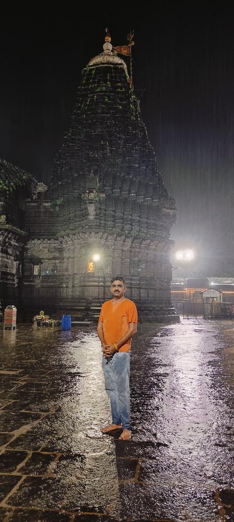 ૧૨ જ્યોતિર્લિંગ મા ના એક એવા ત્રંબકેશ્વર જ્યોતિર્લિંગ ના  અતિ વરસાદ વચ્ચે પણ ખુબજ સરસ દર્શન કરવાનો લ્હાવો મળ્યો 🙏🏻 

જય ભોલેનાથ