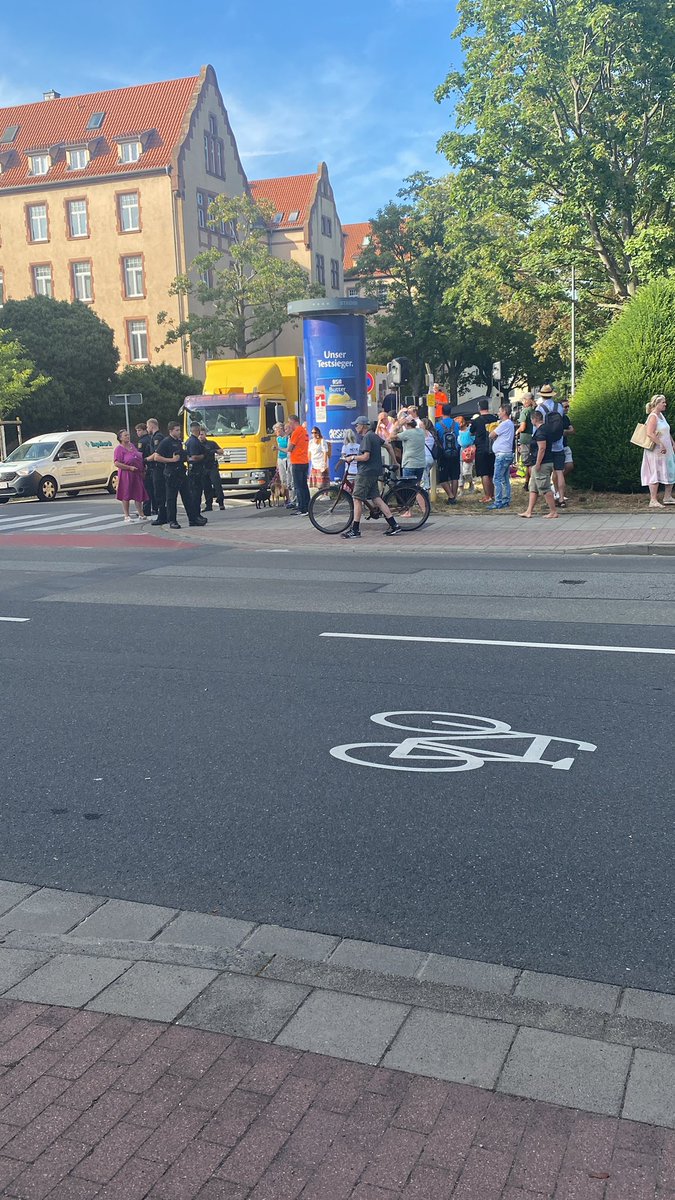 MaltusPanda's tweet image. Großes Theater: die Dame im Lilakleid möchte uns anzeigen, weil unsere Gegendemo gegen die Menschen Hürde verstoßen würde. #mz2308