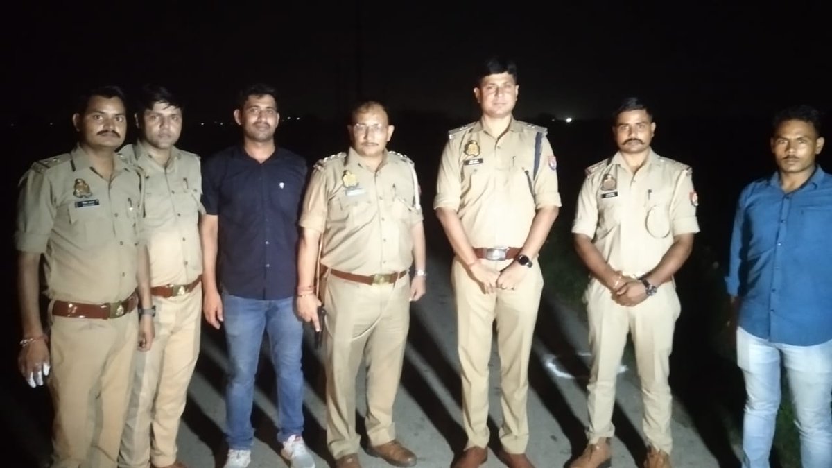 चेकिंग के दौरान थाना सेक्टर-142 नोएडा पुलिस व बदमाशों के बीच हुई मुठभेड़ में लूट करने वाले 02 बदमाशों के पैर में लगी गोली, घायल व गिरफ्तार व 02 अन्य बदमाश भी गिरफ्तार, कब्जे से लूटे गए 1,12,600 रूपये व अवैध हथियार बरामद। फरार बदमाश की कॉम्बिंग जारी है।