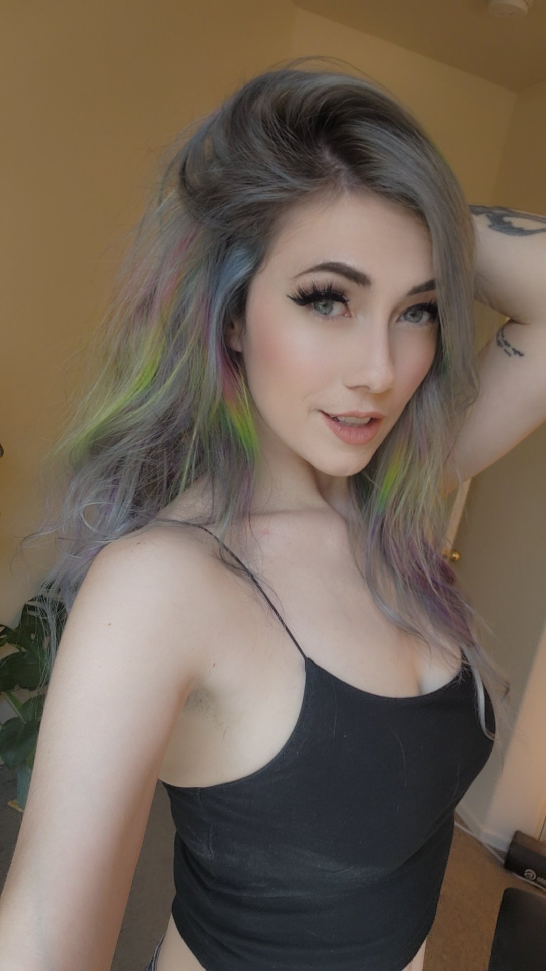 new hair, TWW early access, trying some new beer, ready for the BEST WEEKEND https://t.co/2OM0XpLsiA https://t.co/EsDaX6mOI7 https://t.co/NUPPDyIQrB