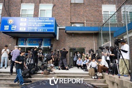 Tatakiki21t's tweet photo. ¿Esos "reporteros" están detrás de los involucrados del Burning Son? ¿Están tras Min Hee Jin y su acusación de abuso? ¿Están tras la primera dama de Corea del Sur y su bolsito de Dior? No.
La hipocresía de kmedia y su cero credibilidad. https://t.co/ntiyUtwLRP