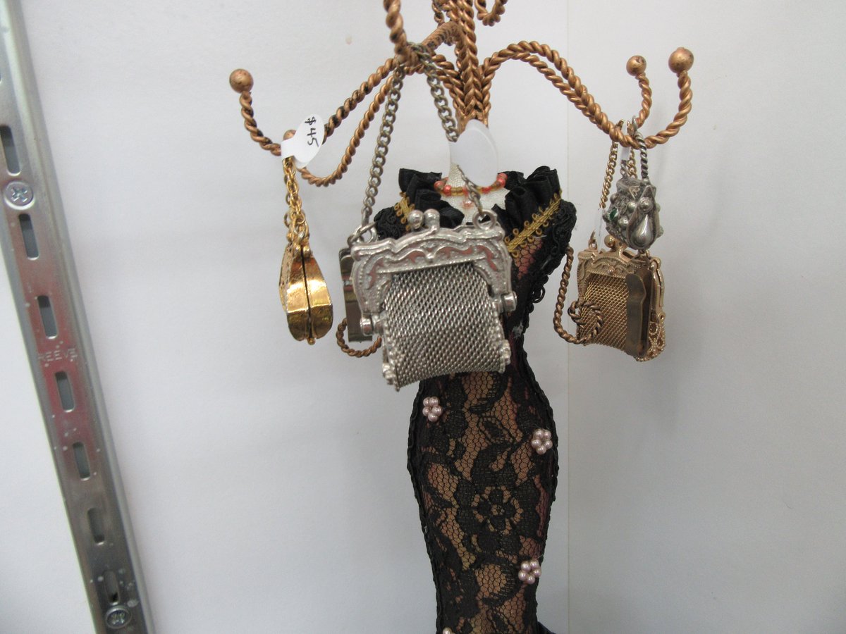 coolantique's tweet photo. How clever! Little working purses on a stand https://t.co/fGSEyF2dkT