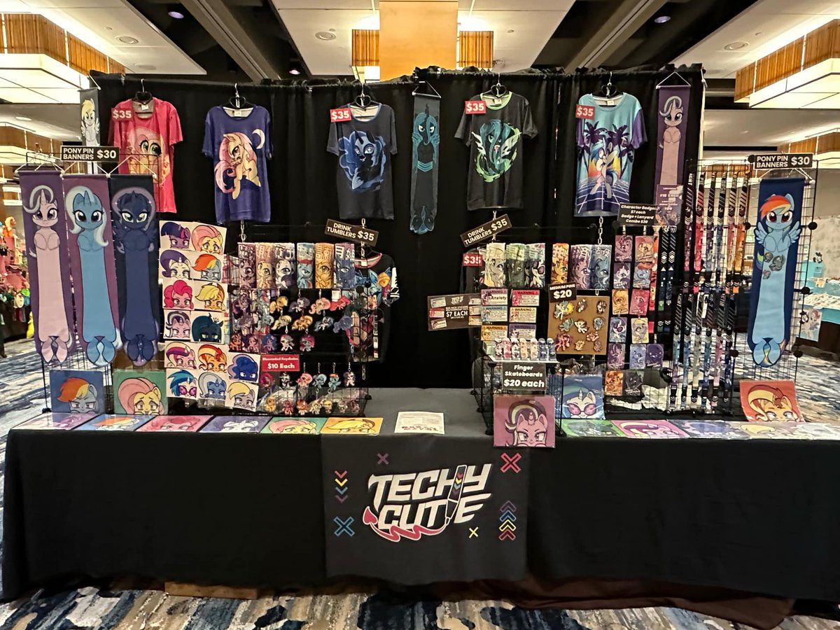 Booth is all set up <a href="/EverfreeNW/">Everfree Northwest</a>!! 
Come by the vendor hall and check out my stuff! 💜