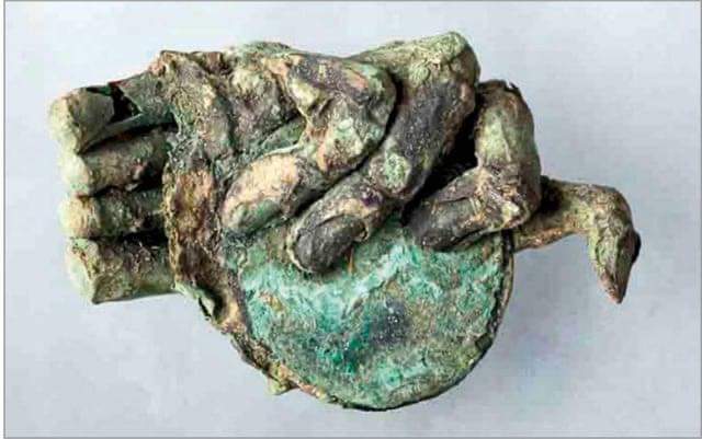 redhistoria's tweet image. La mano de un niño momificado que sostiene una moneda romana, actualmente conservada en el Museo Denon en Chalon-sur-Saône, Francia