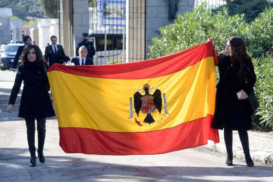 Famelica_legion's tweet photo. Que alguien les cuente a estas desgraciadas que con Franco las mujeres no podían abrir una cuenta en un banco o comprar una casa sin permiso de su marido.

Si el marido así lo disponía podía incluso dar los hijos en adopción porque la ley establecía que estos eran del padre. https://t.co/2PzVNbVOmz