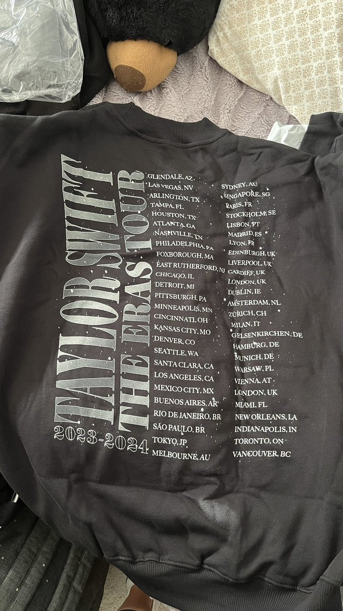 samklac's tweet photo. I love @taylorswift13 but this merch is absolute trash. $65 and the printing is beyond crooked and folded on the back it’s “oversized” this is an XL all it is is wide af. Do better @taylornation13 https://t.co/vT3M3CcHaj