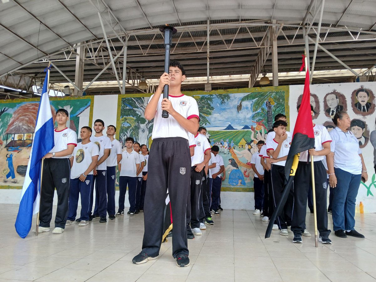 AlcRivas29's tweet photo. La mañana de este viernes el municipio de Rivas, se vistió de gala por la celebración del 44 Aniversario del Cierre de la Jornada Nacional de Alfabetización, estudiantes de los diferentes centros educativos desfilaron por las calles de la ciudad. #2024HaciaNuevasVictoria https://t.co/AnwVW0xBKT