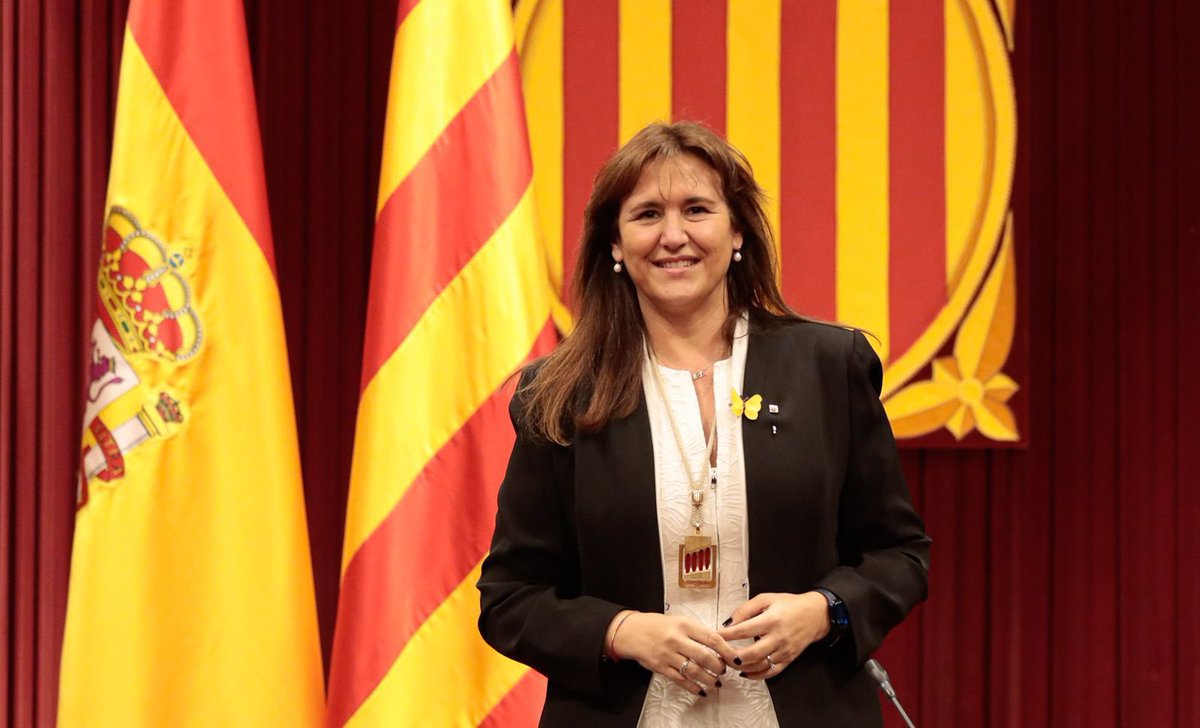 torrevej's tweet photo. @torrents_d Ohhh, quina és la bandera que hi ha darrera de la presidenta del Parlament, Borrà?

El que passa és que ara s’hi posaran les persones al centre de les accions del govern. https://t.co/3bbFg2h7Hb