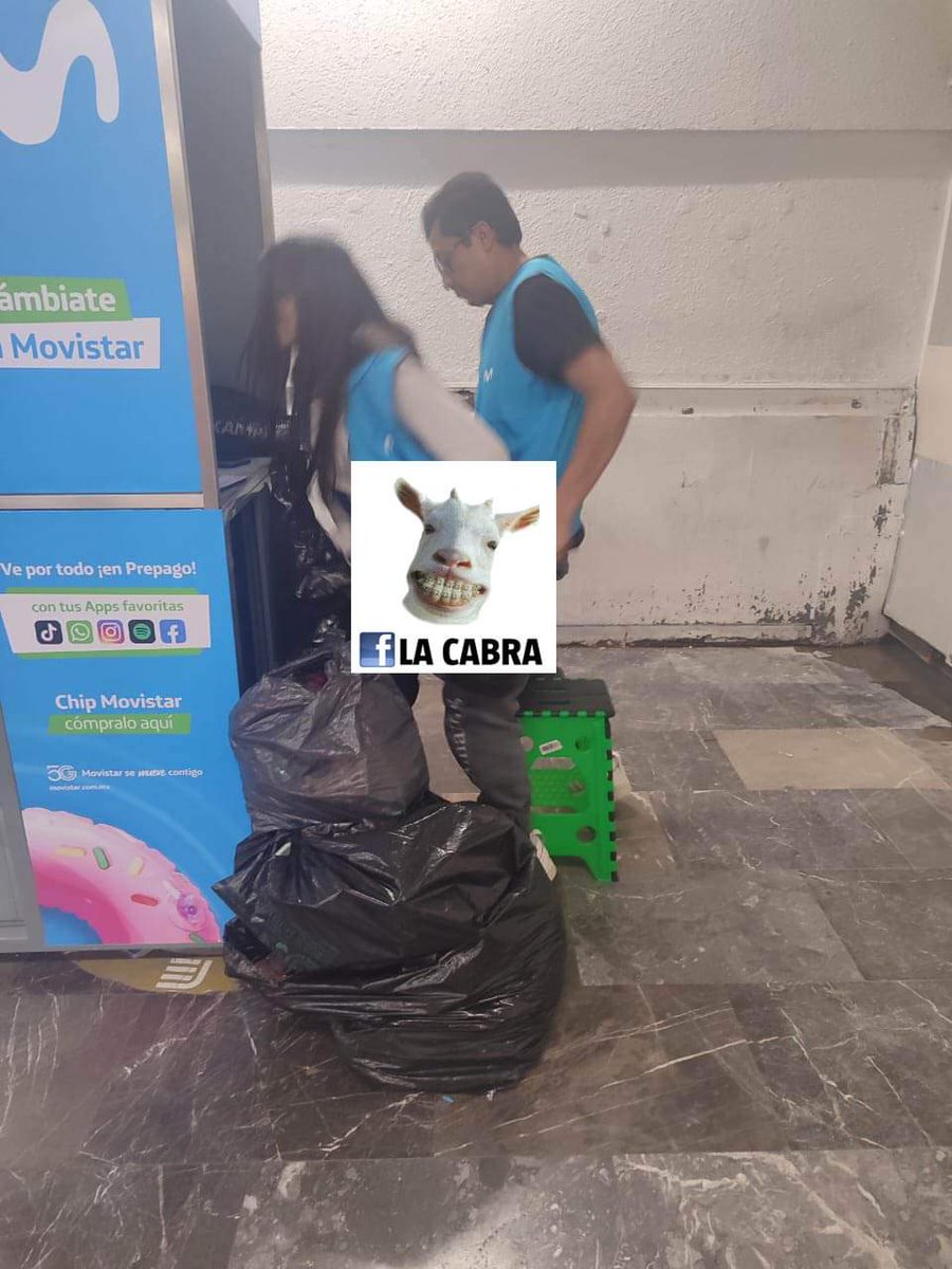 iJeSeRu's tweet photo. Me pone una recarga, pero en la pared jajaja

Sorprenden a parejita haciendo el delicioso en la estación la Raza de la Línea 3. Son empleados de @MovistarMX. Fueron llevado al juzgado cívico. 
Por algo ya me cambié a AT&amp;T, por que as�� tienen a sus clientes también @TelefonicaMX https://t.co/cap4BLAxjI