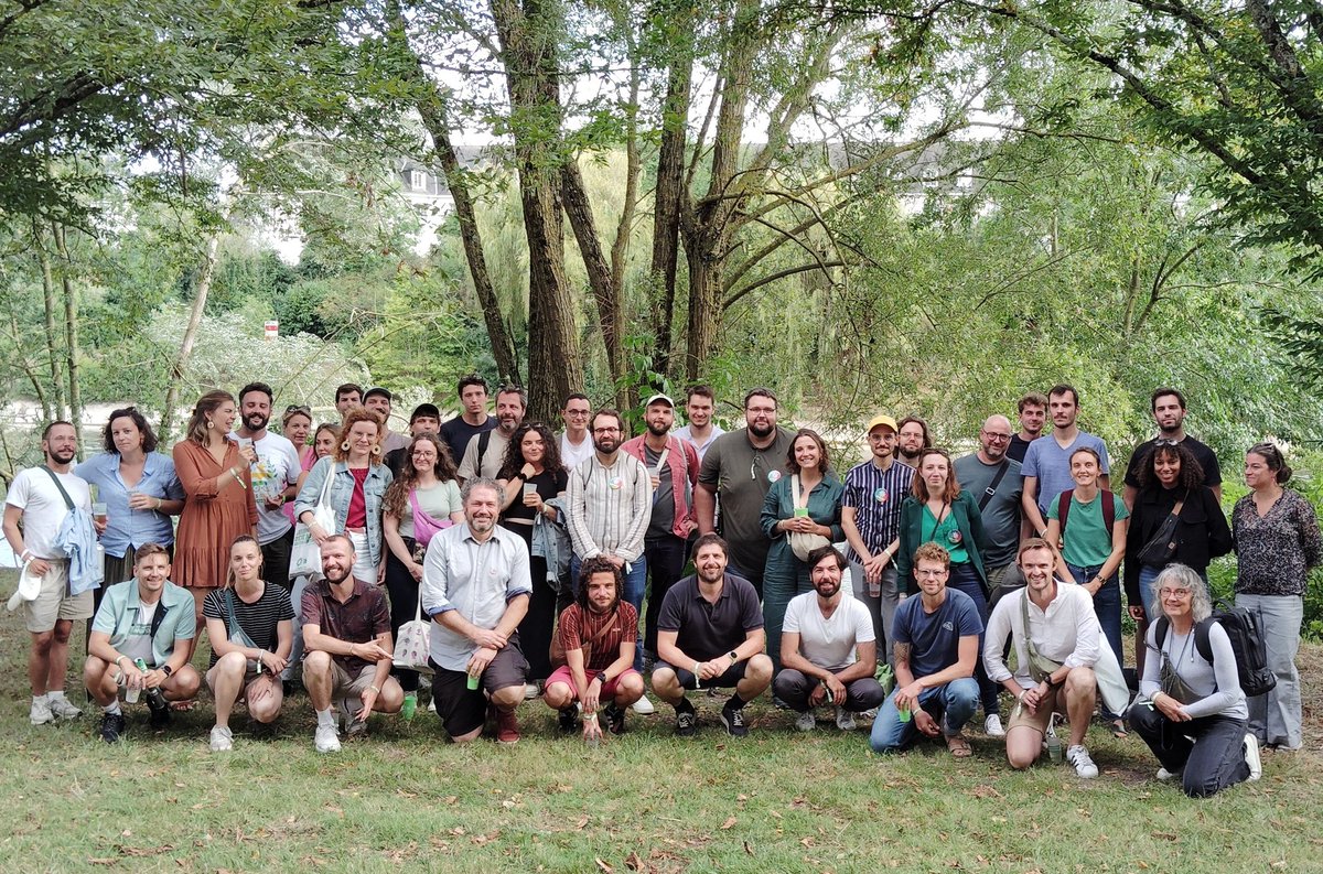 Après une AG rondement menée, c'est l'heure du traditionnel apéro de l'Aceva, l'asso des salarié•es de l'écologie politique ! #JDE2024