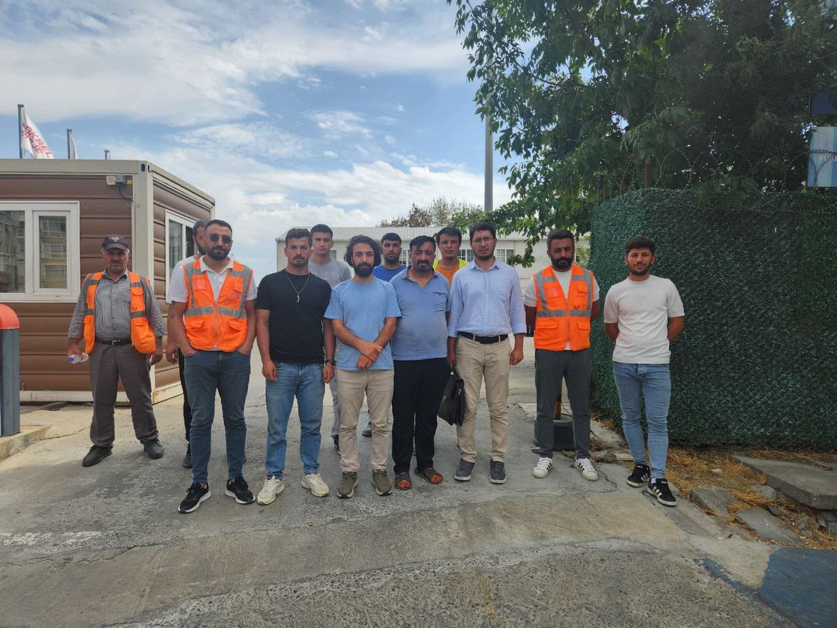 pensendeyiz's tweet photo. 📣Direnen #BayburtGrup işçileri Kazandı!

Bugün atılan imzalarla birlikte işçiler talep ettikleri ücretleri elde ettiler. Üç aydır ücretleri ödemeyen Bayburt Grup işçilerinin ücretlerini ödedi. 

Günlerdir İncirli Metro Şantiyesinde direnen Bayburt Grup işcileri, mücadeleyle kazandı ✊🏻