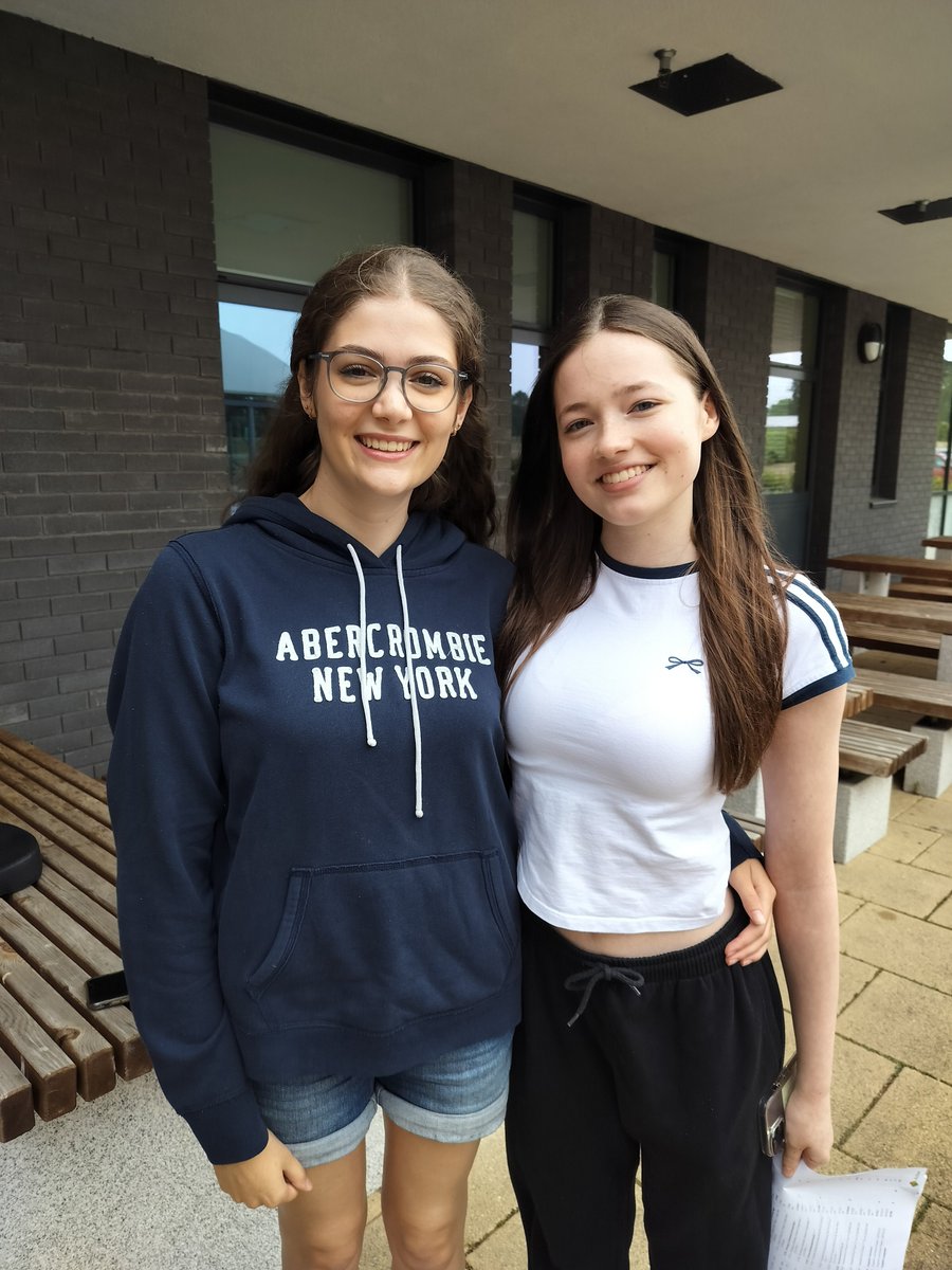 BHGS students celebrate unprecedented GCSE/BTEC results, putting Bishop’s well above national &amp; local attainment averages. For more info, visit:
bishophatfield.herts.sch.uk/.../2024-resul…...
Well done to our pupils and a huge thank you to their families &amp; our staff! #gcse2024 #GCSEResultsDay