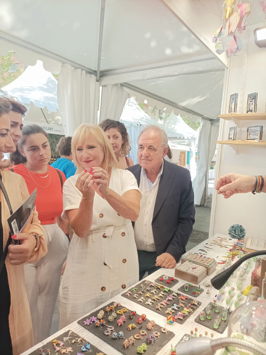 LeticiaGarciaZa's tweet photo. No hay mejor forma de acabar la mañana del viernes: Inaugurando🎊 la Feria de Artesanía de Palencia. Ejemplo de un sector que conjuga como ninguno tradición e innovación.💯
🥇Enhorabuena a #FOACAL por la organización y por todo el trabajo para fortalecer 💪 el sector. https://t.co/6UEc0513ab