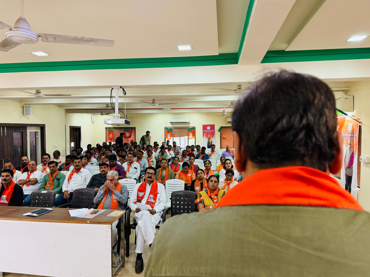 vimal_kagathara's tweet photo. આજરોજ આગામી સમયમાં શરુ થનાર  "સદસ્યતા અભિયાન 2024" અંતર્ગત  જામનગર શહેર ભાજપ ની બેઠક મળેલ અને અપેક્ષિત કાર્યકર્તાઓ ને જરૂરી માર્ગદર્શન આપેલ. આ સમયે શહેર મહામંત્રીશ્રીઓ, મેયરશ્રી, સ્ટેન્ડિંગ ચેરમેન, કોર્પોરેટરશ્રીઓ, સંગઠનના હોદેદારો અને આગેવાનો ખાસ ઉપસ્થિત રહેલ. https://t.co/DYNCkAOxOY