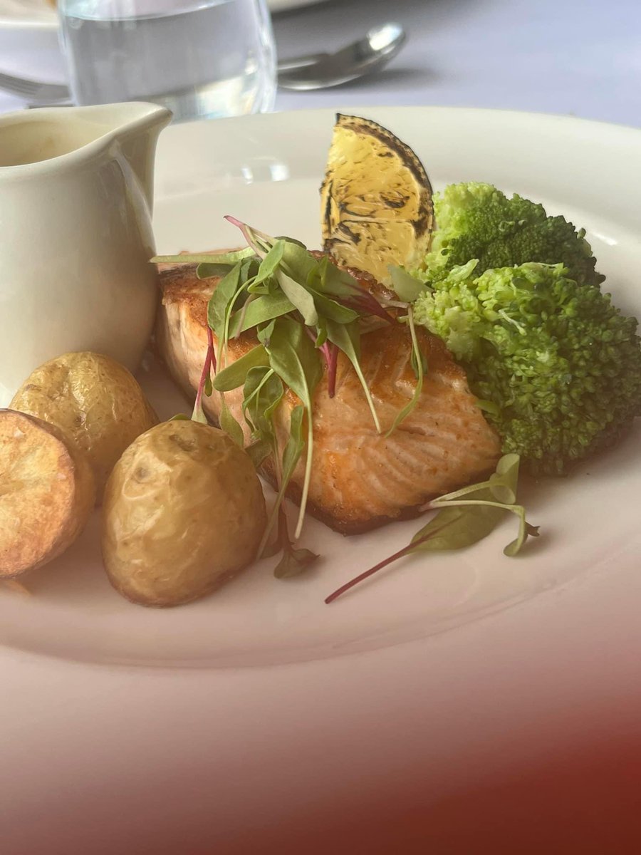GYFoodCritic's tweet photo. Sent in by JS. 
Lovely meal with a friend at the Cleethorpes @kingsway_hotel for lunch. 

Fish Pie and the Salmon were both very good. Well presented and cooked perfectly 👌🏼

#Cleethorpes https://t.co/0ySZx4c3p8