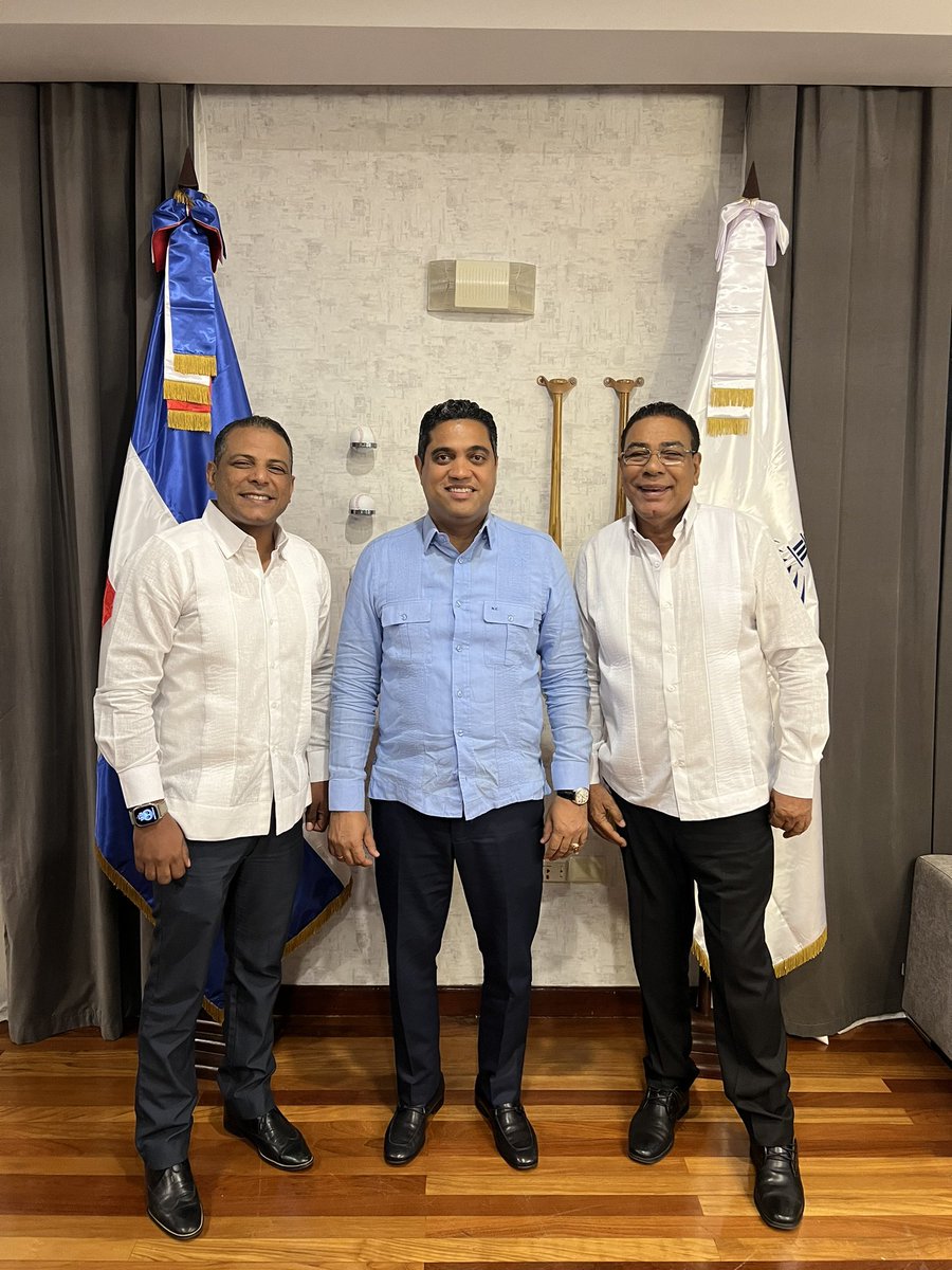 Junto a mi hijo Amaury Germán, de visita de cortesía al nuevo ministro del <a href="/miderec_rd/">Ministerio Deportes</a> , Ingeniero <a href="/kelvincruzrd/">Kelvin Cruz</a> , un vegano de corazón.