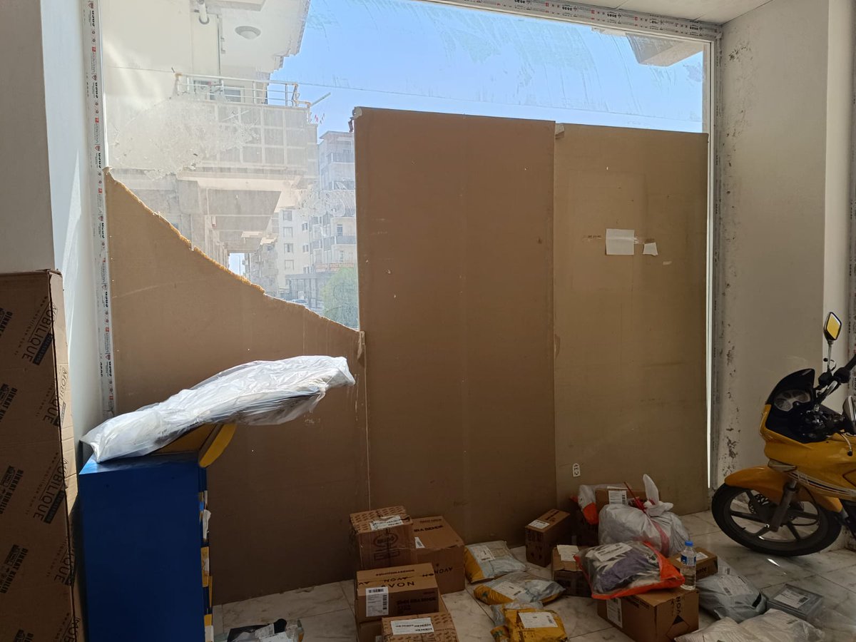sevdakaraca's tweet photo. Nizip PTT Müdürlüğünde posta dağıtımı işte bu harabe mekanda yapılıyor. 

Güneş dahi almayan bu dükkanda, depremden kalma çatlaklar var, tavanı dökük, tuvaleti açıkta bu mekana "oturulamaz" şeklinde risk raporu verilmiş ama burası Nizip PTT Müdürlüğü! 

İslahiye PTT Müdürlüğü de cezaevi gibi! Yetersiz personelle, günü birlik iş yoğunluğuna göre görevlendirme usulüyle çalışan emekçilere usulsüz bir şekilde sürekli sayı dayatması ve cezalarla baskı uygulanıyor. Yandaş sendika patron gibi davranıyor. 

Ulaştırma Bakanlığına soruyoruz: Bu mu emekçilerinize reva gördüğünüz koşullar?
