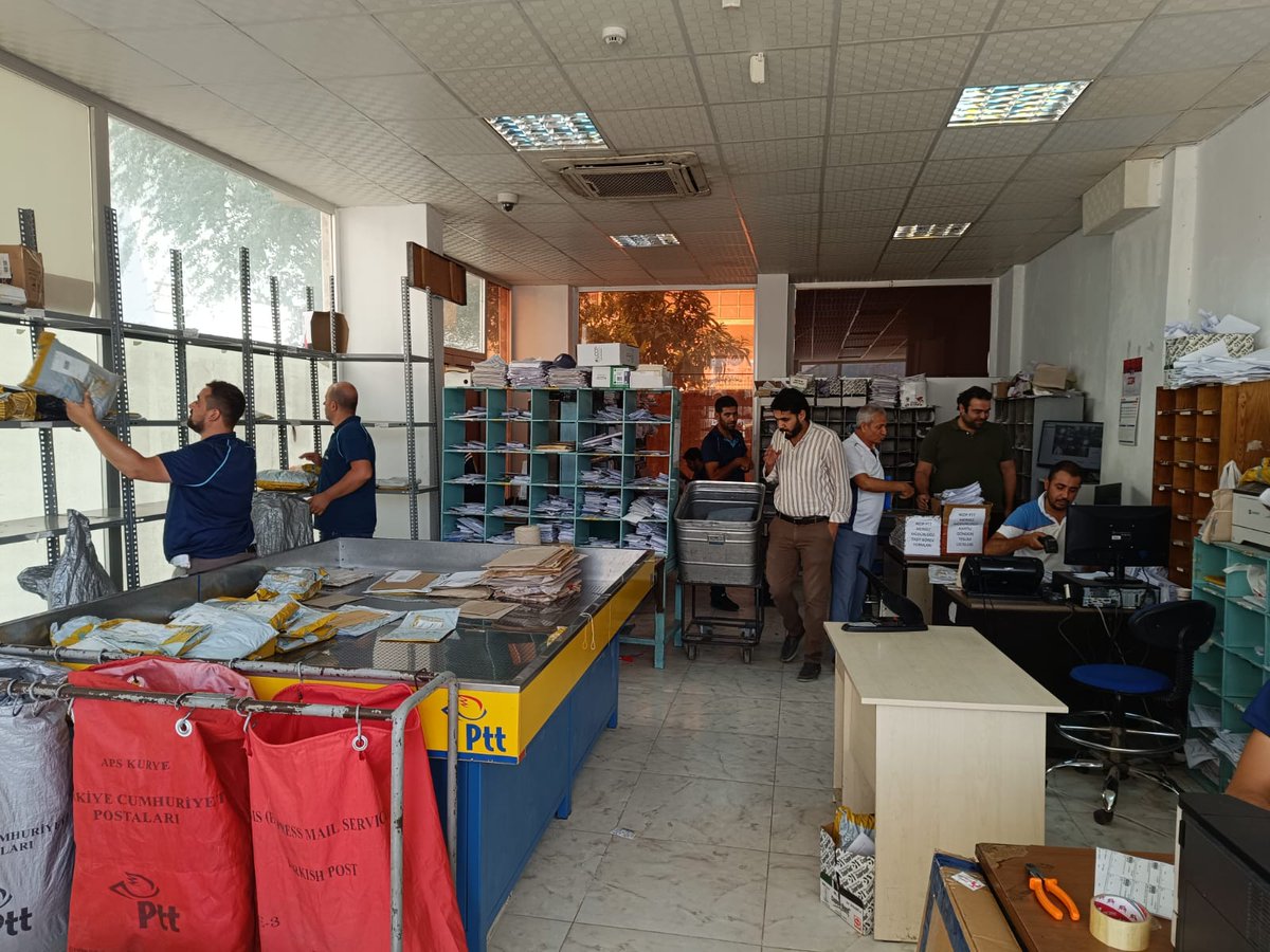 sevdakaraca's tweet photo. Nizip PTT Müdürlüğünde posta dağıtımı işte bu harabe mekanda yapılıyor. 

Güneş dahi almayan bu dükkanda, depremden kalma çatlaklar var, tavanı dökük, tuvaleti açıkta bu mekana "oturulamaz" şeklinde risk raporu verilmiş ama burası Nizip PTT Müdürlüğü! 

İslahiye PTT Müdürlüğü de cezaevi gibi! Yetersiz personelle, günü birlik iş yoğunluğuna göre görevlendirme usulüyle çalışan emekçilere usulsüz bir şekilde sürekli sayı dayatması ve cezalarla baskı uygulanıyor. Yandaş sendika patron gibi davranıyor. 

Ulaştırma Bakanlığına soruyoruz: Bu mu emekçilerinize reva gördüğünüz koşullar?