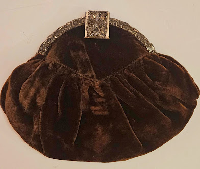 Today on the website, the story of the short-lived National Recovery Administration and its connection to the longterm Ladies' Handbag Authority. #1930s #vintage #handbags #purses #handbaghistory #fashionhistory vintagepursegallery.blogspot.com/2024/08/specia…