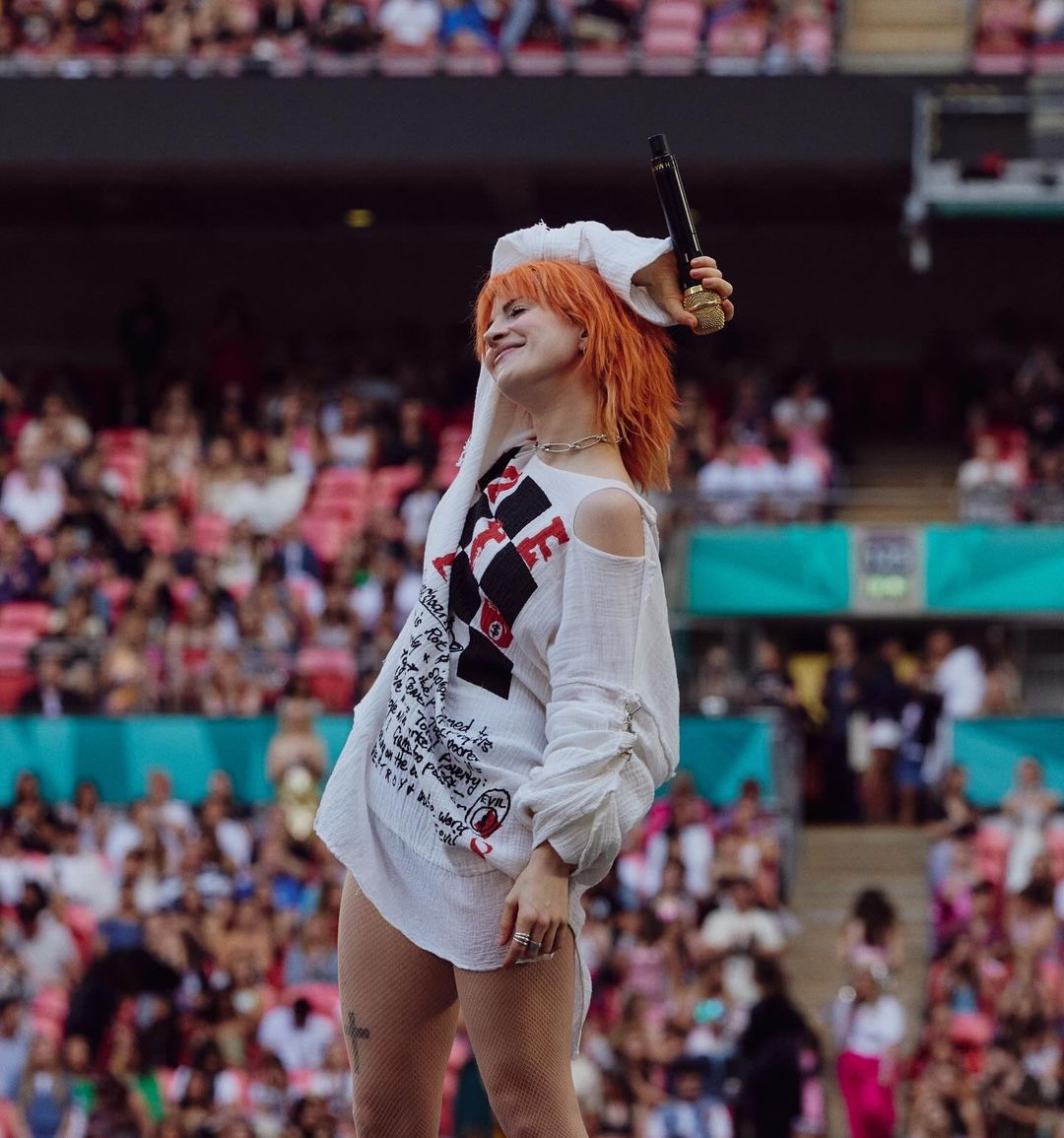 paramorebrasil's tweet photo. Hayley Williams no Wembley, em Londres, no show de encerramento do Paramore na The Eras Tour 📷 https://t.co/vOa3HNty7l