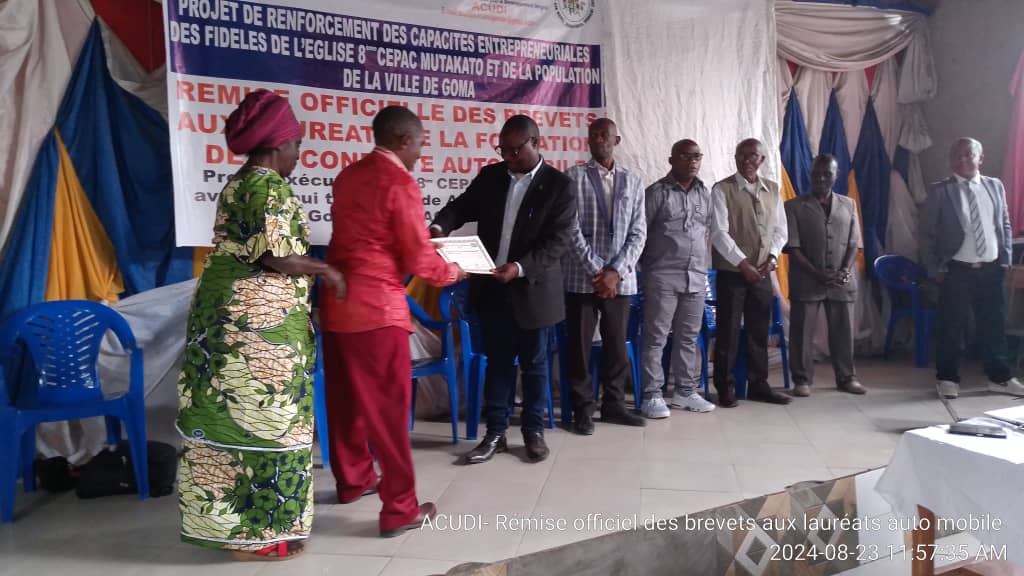 Remise des brevets aux lauréats de la formation sur la conduite automobile. Projet de renforcement des capacités entrepreneuriales des fidèles de l'église 8ème CEPAC Mutakato et de la population d Goma exécuté par 8ème CEPAC Mutakato avec l'appui technique de <a href="/AcudiAsbl/">ACUDI asbl</a> et UJADI