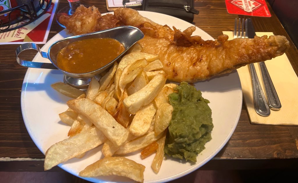 GYFoodCritic's tweet photo. Sent in by LJ 
Jumbo Fish and Chips, Peas and Curry Sauce from The Coach House @thecoachy1 in Humberston. 
Swilled down with a couple of pints of Cruzcampo 🍺 

#TheCoachy #Cleethorpes https://t.co/4Xuq7GT7xx