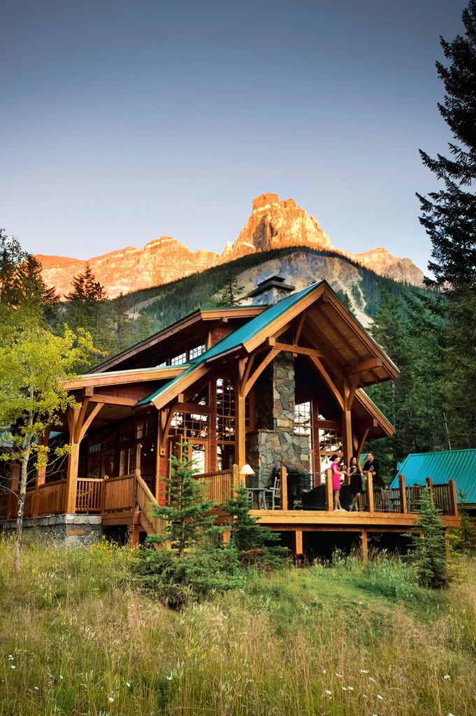 ITCTravel's tweet photo. Discover #BritishColumbia’s magic! 🌲✨ Plan your 2025 escape to Cathedral Mountain Lodge for peaceful trails, winter views &amp; early spring wildlife. https://t.co/pGUNWt6h9w https://t.co/nCuyw9D50a