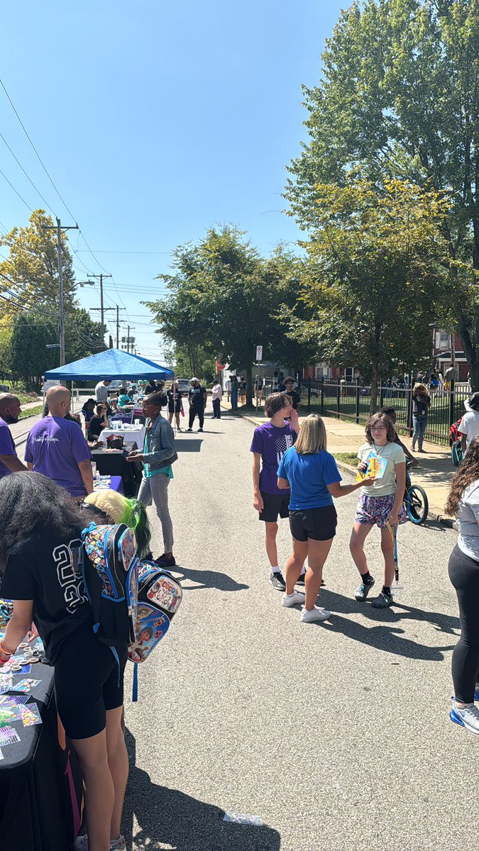 MrsCableReads's tweet image. #westinghousebulldog back to school day in progress. Come on out and see us! @PPSnews