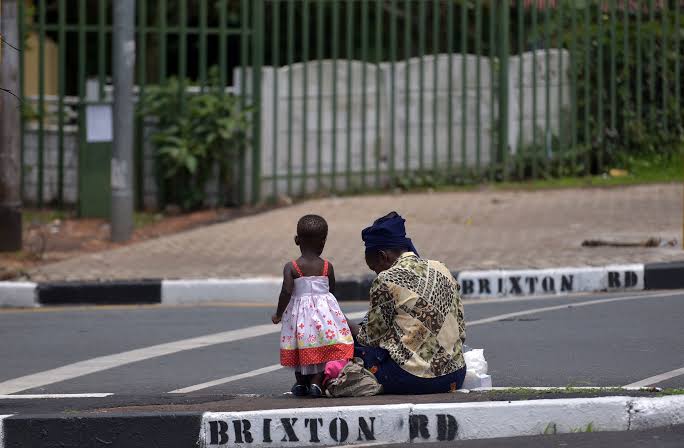 JeffDumisani's tweet photo. Patriots, stop giving money on these people on our street corners. They are stealing kids in Zimbabwe Malawi and come illegal in SA, begging money all over our road traffic lights.
By the way, where are those so-called @SAHRCommission !!
@HomeAffairsSA they must be deported back https://t.co/c7HOvk0Di9