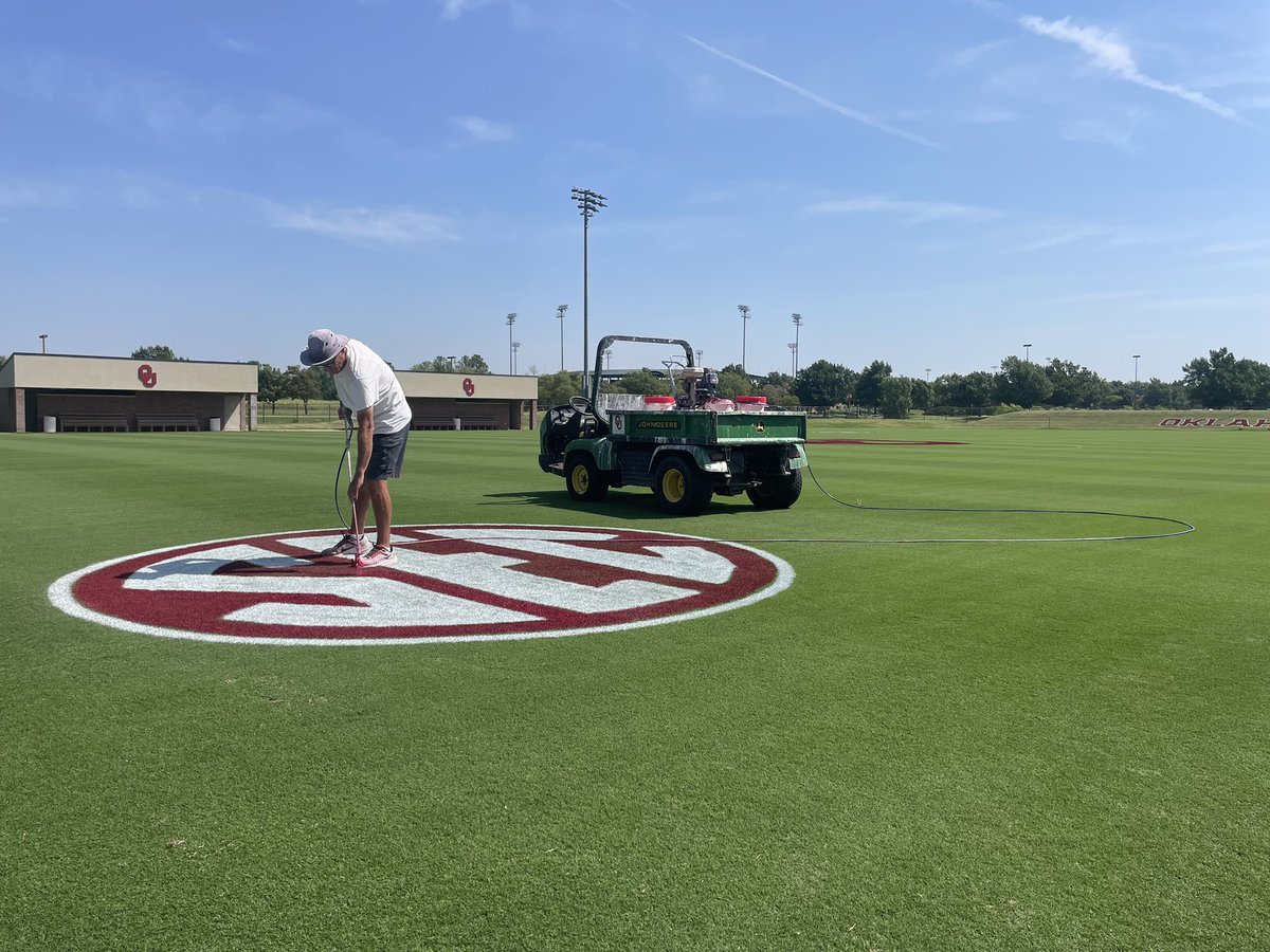 tannermillerok's tweet photo. #MarkMoffat out here just being a G. Along with our guys #Kaeb, @GarretJackson10, and @Cbiggy526, they got #JohnCrain popping for @OU_WSoccer's match on Sunday. 8pm.
#turf #OU https://t.co/WsPMXFwTUf