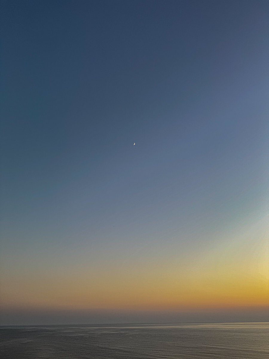 faresrsf's tweet photo. Il n’y a rien de plus apaisant qu’un coucher de soleil au bord de mer.. https://t.co/rSfi8Wjlza