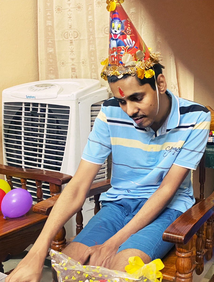 renu_paswan's tweet image. मेरी माँ के निधन के बाद, मैंने अपना जीवन अपने 38 वर्षीय भाई की देखभाल के लिए समर्पित कर दिया है, जिसे विशेष ज़रूरतें हैं। आज, उनके जन्मदिन पर, मैं विनम्रतापूर्वक उनके लिए आपका आशीर्वाद चाहती हूं, उनके लंबे और आनंद से भरे जीवन की कामना करती हूं।