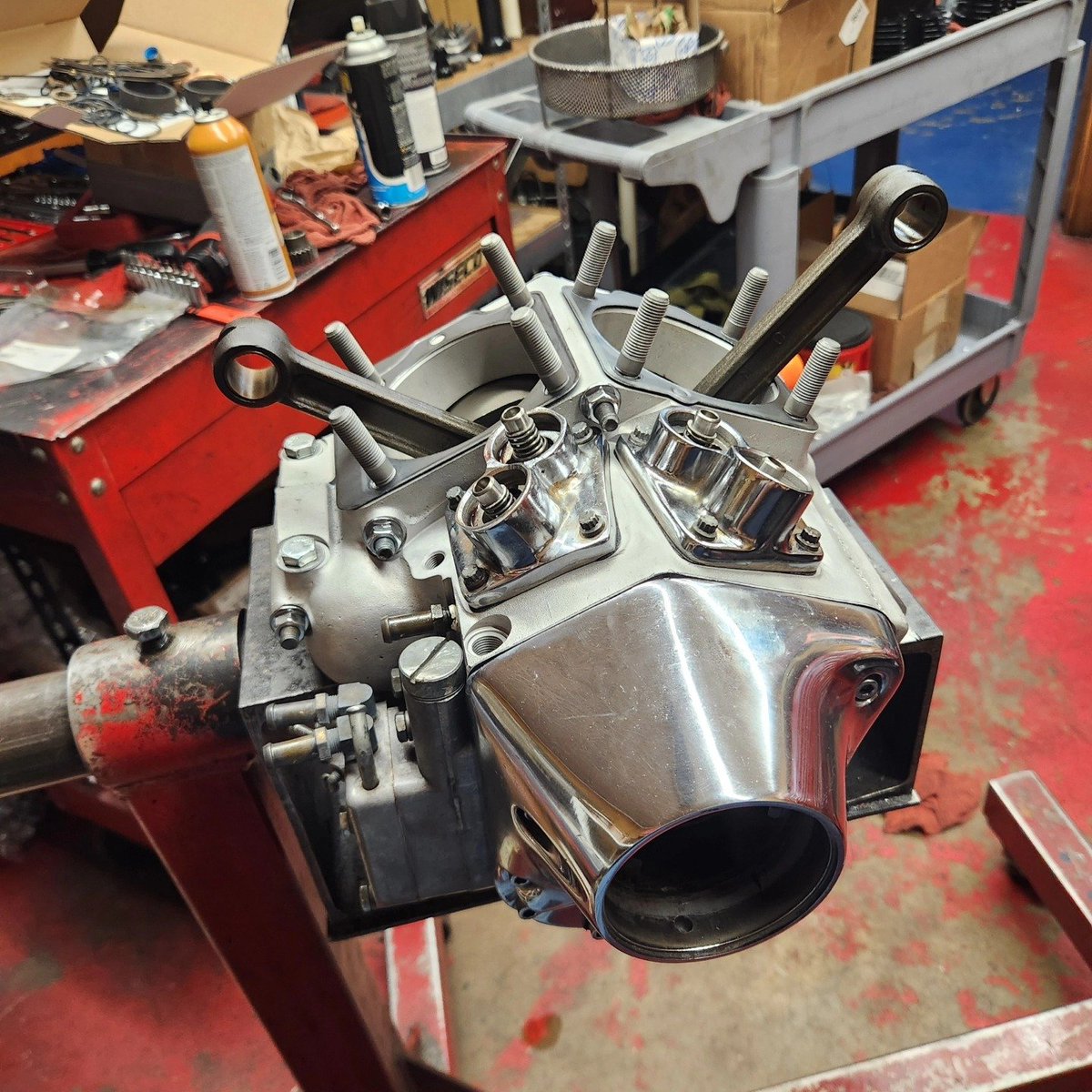 Southmaincustom's tweet image. Shovelhead going together, cam, lifters, lifter blocks, cam cover all going together Pistons, cylinders heads, rockers, push rods this thing is ready to install #southmaincustoms #danobuilt #wiseco #shovelhead
