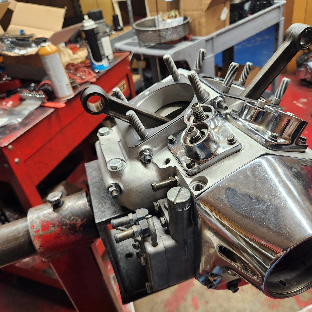 Southmaincustom's tweet image. Shovelhead going together, cam, lifters, lifter blocks, cam cover all going together Pistons, cylinders heads, rockers, push rods this thing is ready to install #southmaincustoms #danobuilt #wiseco #shovelhead