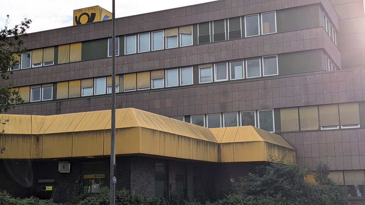 supportersclub's tweet photo. Was ist die #Hauptpost in #Gelsen eigentlich für ein versifftes Bauwerk, @DeutschePostDHL?
Willkommen in @_Gelsenkirchen_ 🤗!
#eigentumverpflichtet https://t.co/1jXXybaDoR